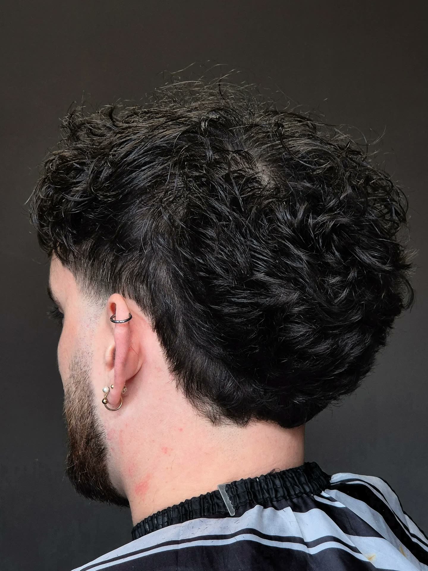 Coupe texturée sur cheveux bouclés, nuque dégradée