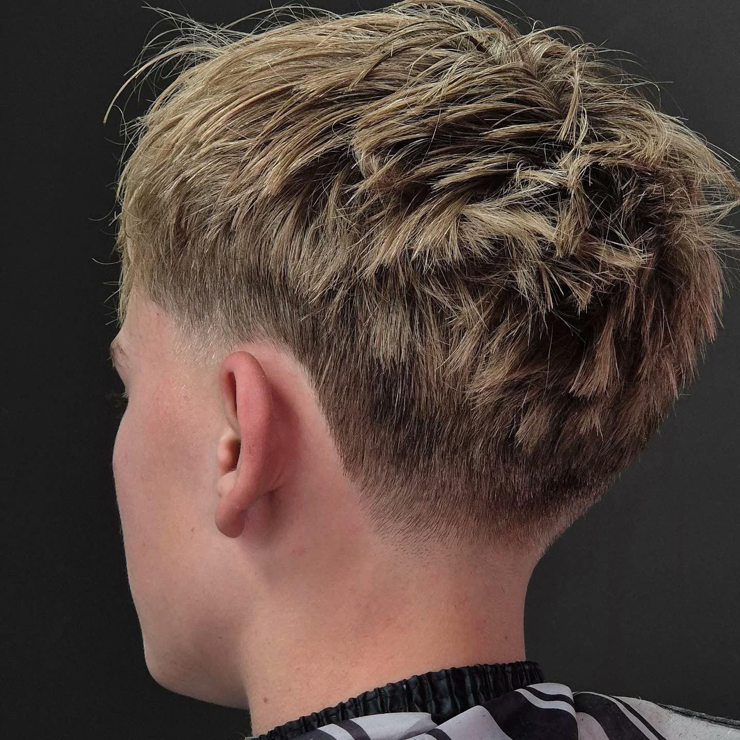 Dégradé bas sur nuque, cheveux blonds, transition sans marche