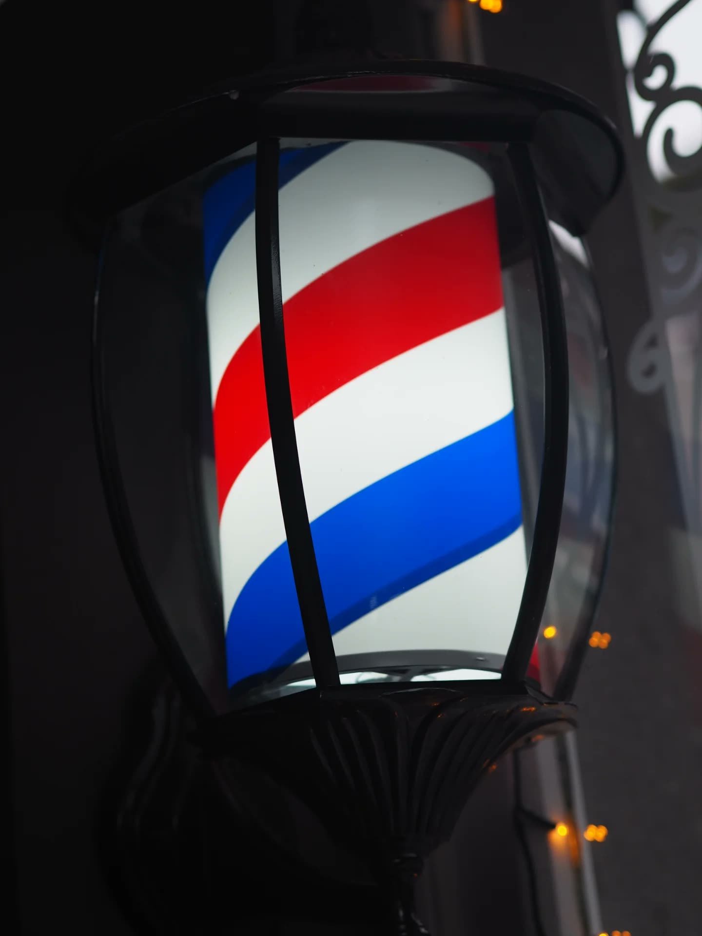 Barber pole allumé dans la nuit