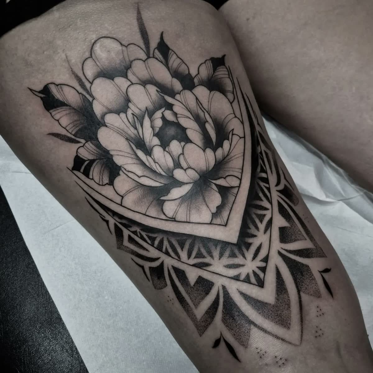Pivoines et mandala en dotwork sur la cuisse