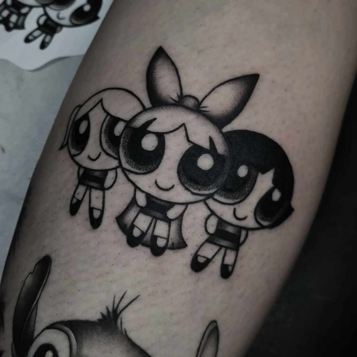 Super Nanas tatouées en noir et gris sur mollet